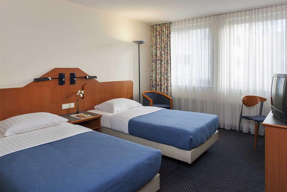 Vienna House Easy By Wyndham Guenzburg Hotel Kültér fotó